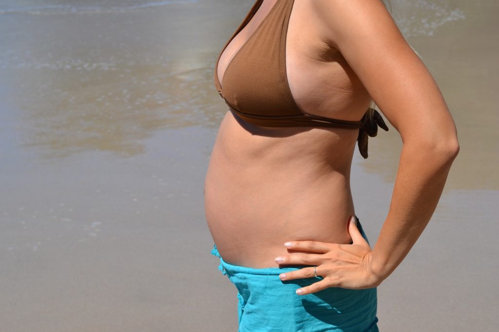 Schwangere Frau am Strand - Schwangerschaftswoche 13 bis 24